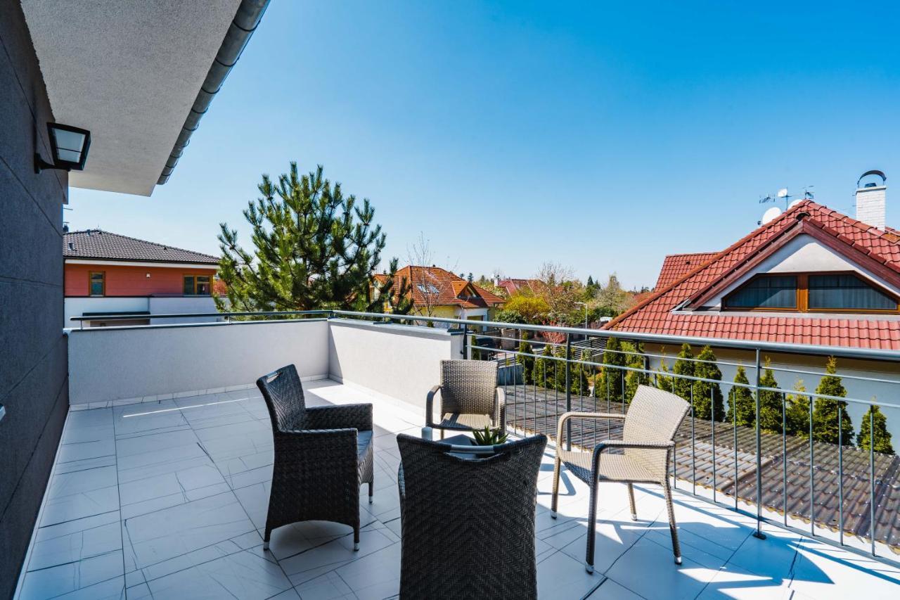 Serenity Prague Villa With Garden Jacuzzi ภายนอก รูปภาพ