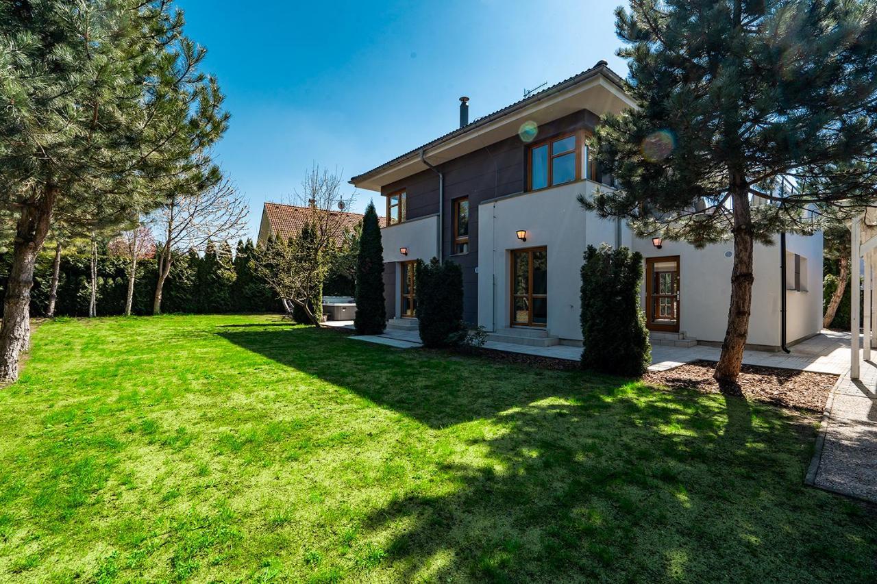 Serenity Prague Villa With Garden Jacuzzi ภายนอก รูปภาพ
