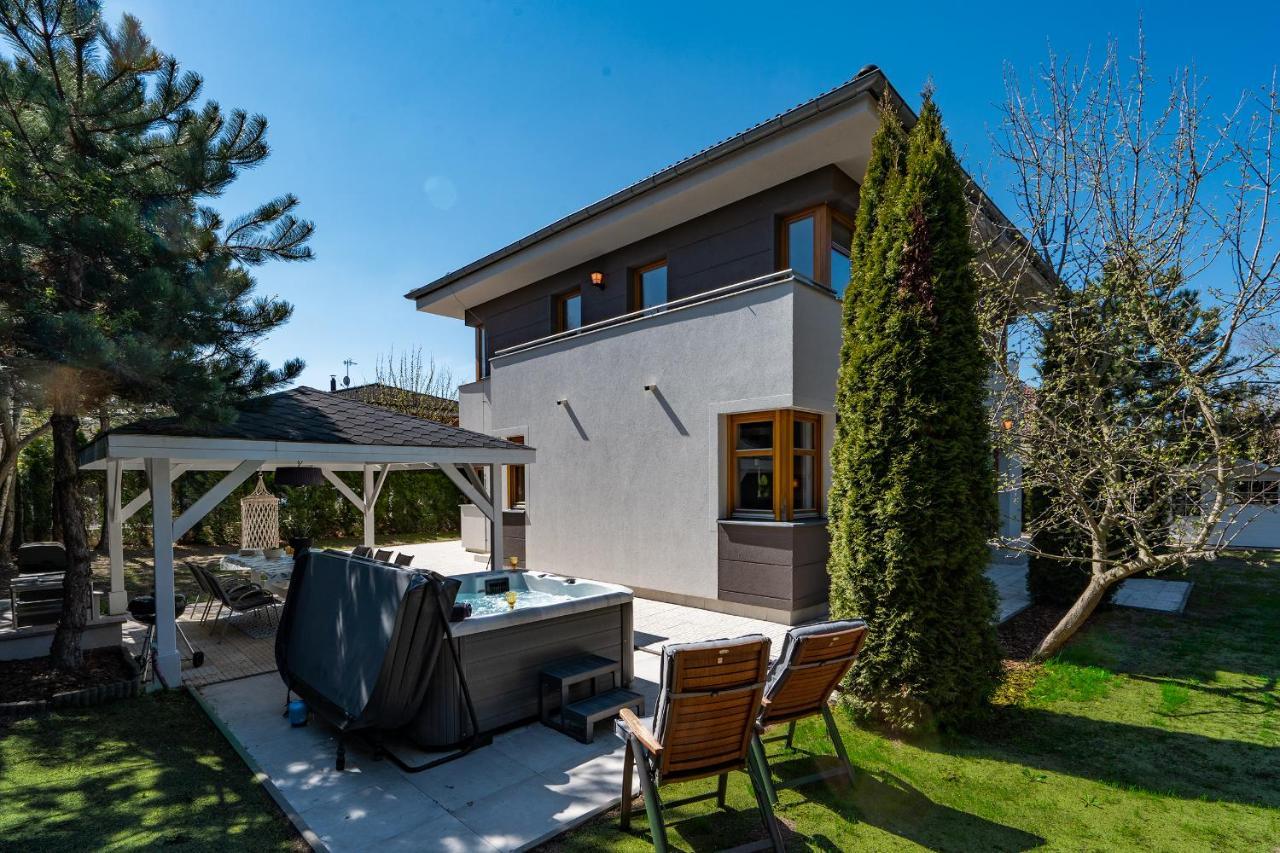 Serenity Prague Villa With Garden Jacuzzi ภายนอก รูปภาพ
